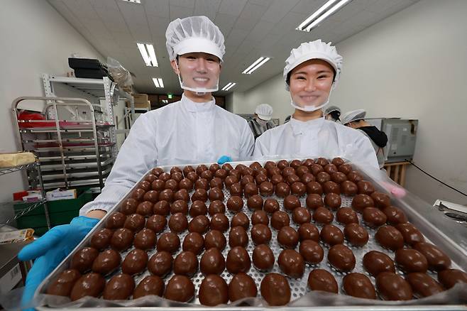 이윤민 아워포지티비티 대표와 김나리 제과장이 15일 경기 김포시 구래동 몬트쿠키 두바이쫀득쿠키(두쫀쿠)제작실에서 두바이쫀득쿠키를 들어보이고 있다. [뉴스1]