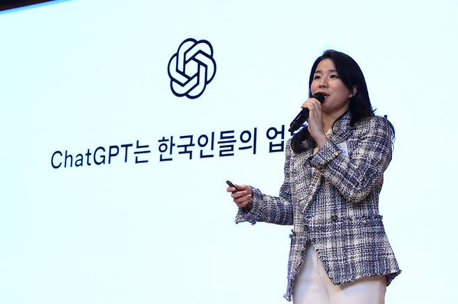 한지은 오픈AI 코리아 전략 어카운트 디렉터가  28일 열린 ‘엔터프라이즈 AI 커넥트 2026’ 세미나에서 챗GPT 엔터프라이즈의 업무 혁신 효과와 글로벌 활용 사례를 소개하고 있다.  <사진=삼성SDS>