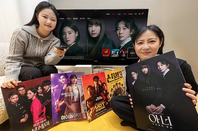 KT 모델들이 지난해 KT가 선보인 ‘지니TV 오리지널’ 콘텐츠를 소개하고 있다. [사진 = KT]