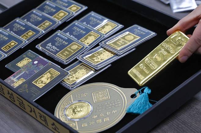 서울 종로구 삼성금거래소에서 직원이 골드바를 들어보이고 있다. [한주형기자]