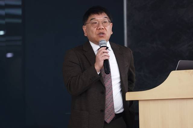 민 전 대표 법률대리인 법무법인 지암 김선웅 변호사는 28일 오후 서울 종로구에서 ‘뉴진스 탬퍼링’ 의혹과 관련한 기자회견을 진행했다. / 사진 = 연합뉴스