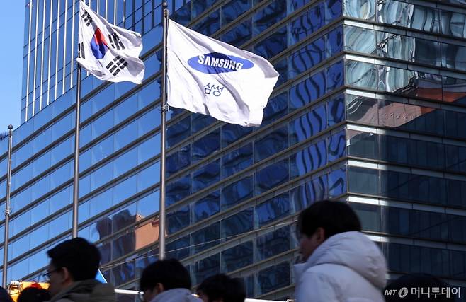 [서울=뉴시스] 최진석 기자 = 삼성전자가 창사 이래 처음으로 분기 영업이익 20조원을 돌파한 것으로 발표한 8일 서울 서초구 삼성전자 사옥에 삼성깃발이 보이고 있다.   삼성전자는 이날 연결기준 지난해 4분기 잠정 실적으로 매출 93조원, 영업이익 20조원을 발표했다. 매출은 전년 4분기(75조7900억원) 대비 22.71% 늘었고, 영업이익은 같은 기간 6조4900억원에서 208.17% 증가했다. 모두 역대 최고치인 매출(지난해 3분기 86조600억원), 영업이익(2018년 3분기 17조5700억원)을 웃도는 수준이다. 2026.01.08. myjs@newsis.com /사진=최진석