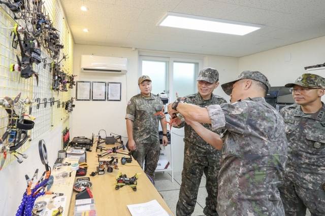 김규하(왼쪽 두 번째) 육군참모총장이 지난해 9월 8일 경기 연천군에 위치한 육군 제5보병사단을 방문해 드론을 직접 운용해보고 있다.   연합뉴스