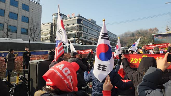 지난 16일 오후 3시께 서울 서초구 서울중앙지방법원 앞 윤석열 전 대통령 지지자들이 모여 태극기를 흔들고 있다. 이영기 기자.