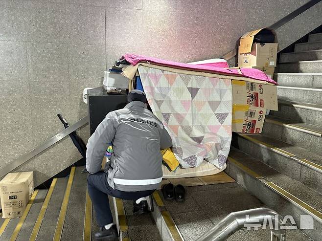 [서울=뉴시스]신유림 기자=전국에서 유일하게 노숙인 전담 경찰관을 맡고 있는 서울 남대문경찰서 서울역파출소 소속 박아론 경위가 27일 오전 서울역 지하보도에 잠들어있는 노숙인의 건강 상태를 확인하고 있다. 2025.01.27. spicy@newsis.com