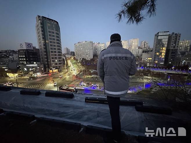 [서울=뉴시스]신유림 기자=전국에서 유일하게 노숙인 전담 경찰관을 맡고 있는 서울 남대문경찰서 서울역파출소 소속 박아론 경위가 27일 오전 서울역 서울로 난관을 점검하고 있다. 2025.01.27. spicy@newsis.com