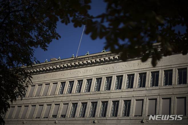 [취리히(스위스)=AP/뉴시스] 28일(현지 시간) 파이낸셜타임스(FT)에 따르면 스위스 프랑은 올해 들어 달러 대비 3% 이상 상승해 달러당 0.77스위스프랑을 웃돌고 있다. 사진은 스위스 취리히의 스위스 중앙은행인 스위스국립은행. 2026.01.28.