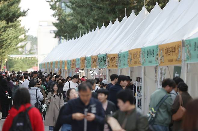 지난해 10월 30일부터 11월 2일까지 4일간 강릉커피거리 일원에서 열린 '2025 제17회 강릉커피축제'에 약 52만 명의 관람객이 다녀가며 성황리에 마무리됐다. 강릉시 제공