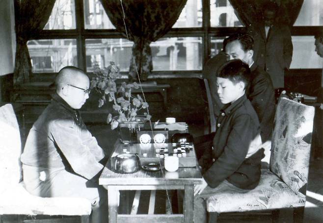 바둑계 '거성(巨星)' 조훈현 9단(사진 오른쪽)의 입단 당시 대국을 벌이는 모습. 한국기원 제공