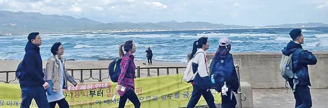 메이드인피플이 주관한 걷기 프로그램 참가자들이 경북 영덕 블루로드에서 다양한 풍광을 만끽하고 있다. 메이드인피플