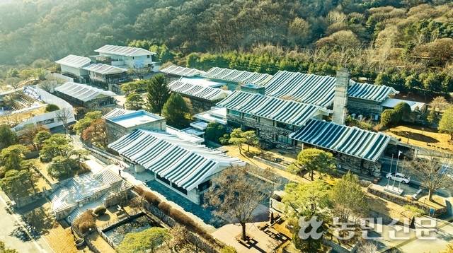 현대건축 거장 김수근이 설계한 국립청주박물관. 낮은 건물들이 산자락에 안겨 고즈넉한 산사를 연상시키며, 기와를 포갠 듯한 지붕선이 인상적이다. 청주=현진 프리랜서 기자