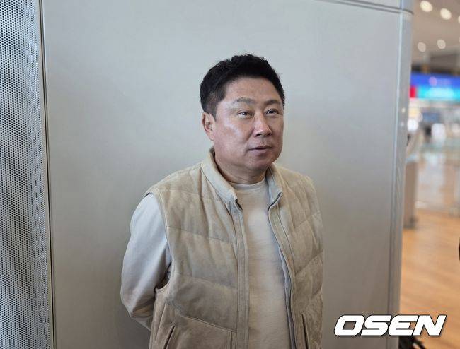 [OSEN=인천공항, 한용섭 기자] 프로야구 롯데 자이언츠 김태형 롯데 감독은 27일 대만 스프링캠프 출국에 앞서 취재진과 인터뷰를 하고 있다./orange@osen.co.kr