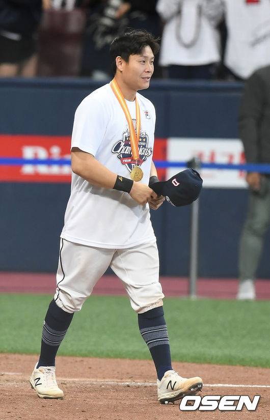 [OSEN=고척, 곽영래 기자] 2019년 두산 베어스는 '미라클두'였다.두산은 26일 서울 고척스카에돔에서 열린 ‘2019 신한은행 MY CAR KBO리그 포스트시즌’ 키움 히어로즈와의 한국시리즈에서 11-9로 짜릿한 역전 승리를 거뒀다. 두산은 4연승으로 한국시리즈 우승에 성공했다.우승을 거둔 두산 박세혁이 우승 메달을 목에 걸로 시상대로 이동하고 있다. /youngrae@osen.co.kr