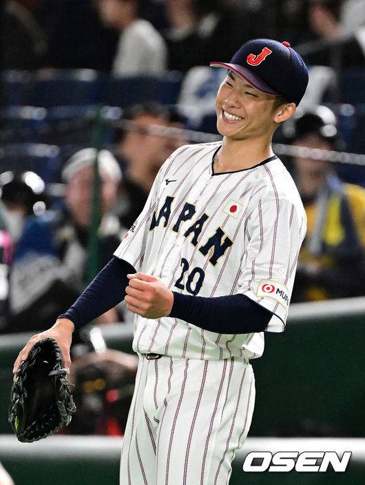 [OSEN=도쿄(일본), 조은정 기자]15일 일본 도쿄돔에서 ‘2025 NAVER K-BASEBALL SERIES’ 대한민국과 일본의 1차전 경기가 열렸다.한국은 곽빈, 일본은 소타니 류헤이를 선발투수로 내세웠다.2회초 2사에서 일본 소타니가 대한민국 박동원의 3루 땅볼에 노무라가 호수비를 펼치자 기뻐하고 있다. 2025.11.15. /cej@osen.co.kr
