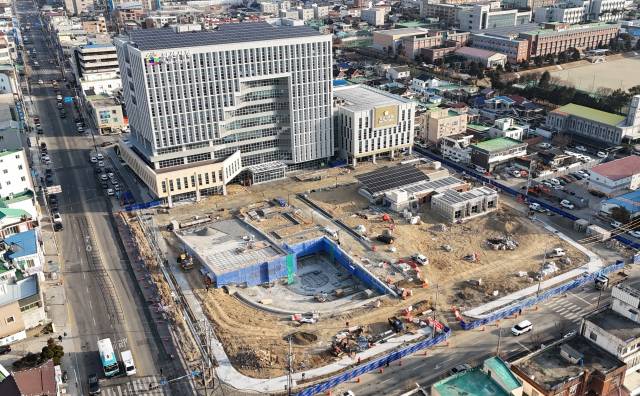 ▲1970년 건립돼 도심 미관을 헤친다는 구청사의 모습은 온데간데 없고 멋진 신청사 앞 공간을 숲으로 조성하는 화룡(畵龍)의 점정(點睛)만 남아 있어 56년만의 대변신에 대한 기대감은 더욱 커가고 있다. ⓒ익산시