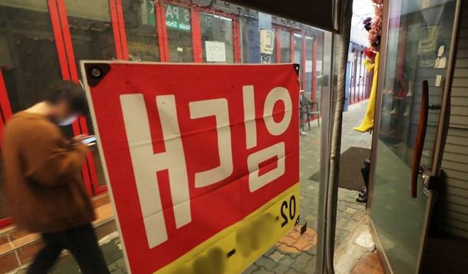 꿈을 품고 시작한 창업이었지만, 고금리와 내수 부진의 파고를 넘지 못한 청년 사장들이 늘면서 대학가와 골목상권 곳곳에는 주인을 잃은 빈 점포들이 늘어나는 추세다. 연합뉴스