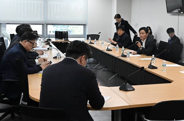 27일 국회의원회관에서 재정경제기획위원회 소속 더불어민주당 의원들과 이형일 재정경제부 1차관이 참석한 가운데 당정협의가 열리고 있다. 연합뉴스