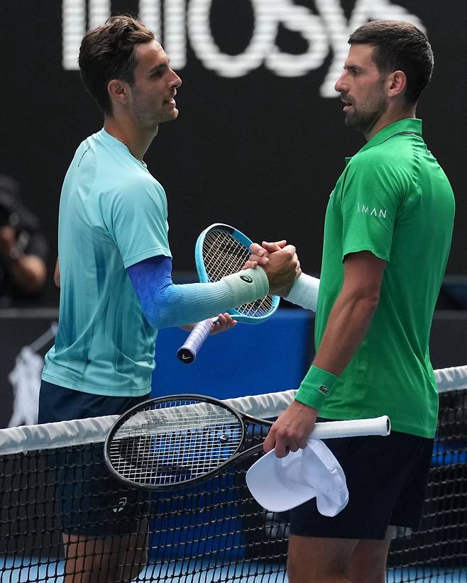 노박 조코비치(오른쪽)가 28일(한국시간) 호주 멜버른에서 열린 2026 호주오픈 테니스 대회 남자 단식 8강전에서 로렌초 무세티를 상대로 기권승을 거둔 뒤 무세티와 인사를 나누고 있다. 멜버른｜AP뉴시스