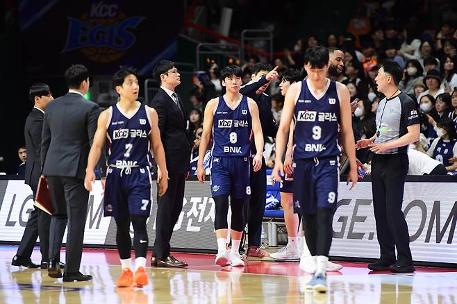 구슬이 세말이라도 꿰어야 보배… 몇년쨰 ‘슈퍼팀’ KCC가 딱 그러하다