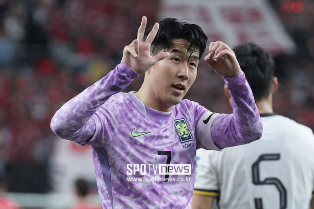 ▲ 푸티 헤드라인스에 따르면 한국의 북중미 월드컵 유니폼은 오는 3월부터 정식 구매가 가능하다. 유니폼의 꽃무늬 그래픽은 한국의 국화인 무궁화를 상징해 불굴의 의지와 영원한 아름다움을 의미하는 것으로 해석된다.