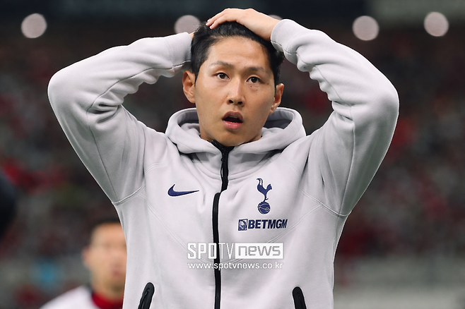 ▲ 이강인은 자신을 높게 평가하지만 로테이션 자원으로 분류하는 엔리케 감독의 종신 체제 아래 오래 남을 가능성이 갈수록 커지고 있다. 토트넘과 아틀레티코가 이강인을 향한 관심을 보였는데 엔리케 감독의 신뢰가 오히려 이적을 막고 있는 모양새다.&nbsp;현재 시점만 놓고 보면 PSG는 잔류를 택했고 토트넘은 일시 중단 상태에 머물러 있다. 하지만 이 흐름은 종료가 아니라 잠정 보류에 가깝다. 감독 변수와 재계약 변수, 포지션 경쟁의 비중, 프리미어리그 시장의 수요, 한국 시장의 상업성까지 더해지며 이강인의 향후 이동 경로는 다시 관심권으로 돌아올 가능성을 품고 있다.&nbsp;