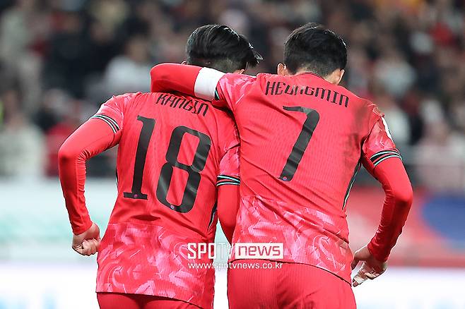 ▲ 토트넘은 단순한 관심을 넘어 구체적인 제안까지 건넸지만 파리 생제르맹의 대답은 싸늘했다. 베일리에 따르면 토트넘은 임대 형식의 영입까지 타진하며 파리 생제르맹의 문을 두드렸으나, 구단은 이강인의 잔류를 최우선으로 내세우며 협상의 여지조차 주지 않았다.&nbsp;토트넘은 이제 대안을 찾아 나서야 하지만 창의적인 패스 센스와 세트피스 정확도를 갖춘 이강인을 계속 주시할 계획이다. ⓒ곽혜미 기자