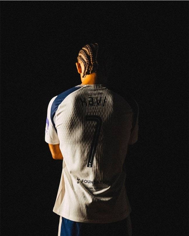 ▲ 토트넘은 단순한 관심을 넘어 구체적인 제안까지 건넸지만 파리 생제르맹의 대답은 싸늘했다. 베일리에 따르면 토트넘은 임대 형식의 영입까지 타진하며 파리 생제르맹의 문을 두드렸으나, 구단은 이강인의 잔류를 최우선으로 내세우며 협상의 여지조차 주지 않았다.&nbsp;토트넘은 이제 대안을 찾아 나서야 하지만 창의적인 패스 센스와 세트피스 정확도를 갖춘 이강인을 계속 주시할 계획이다.