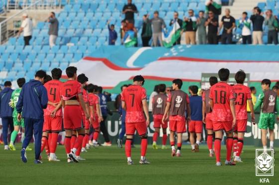 지난 13일 사우디아라비아 리야드에서 열린 우즈베키스탄과의 2026 AFC U-23 아시안컵 패배 후 아쉬워하고 있는 U-23 대표팀 선수들. /사진=대한축구협회 제공