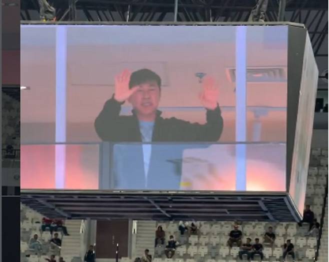 27일(한국시간) 인도네시아 자카르타의 인도네시아 아레나에서 열린 2026 아시아축구연맹(AFC) 풋살 아시안컵 조별리그 A조 1차전 한국과 인도네시아의 경기를 찾은 신태용 감독. /사진=오케존 SNS 캡처