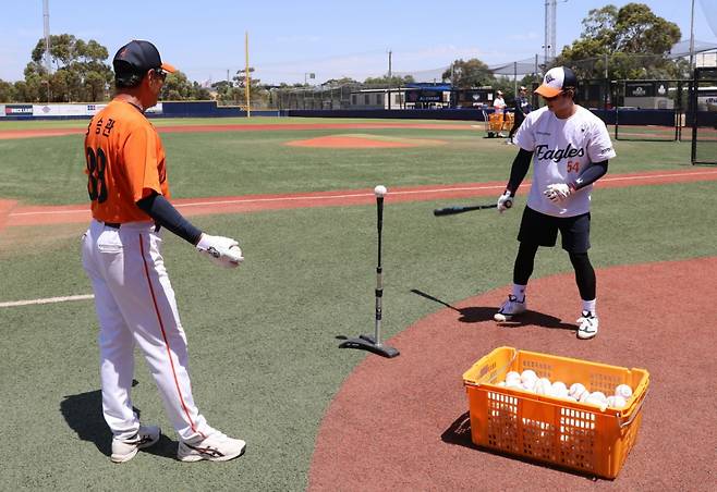 한화 이글스 오재원(오른쪽)이 27일 호주 멜버른 스프링캠프에서 타격 훈련에 임하고 있다. /사진=한화 이글스 제공