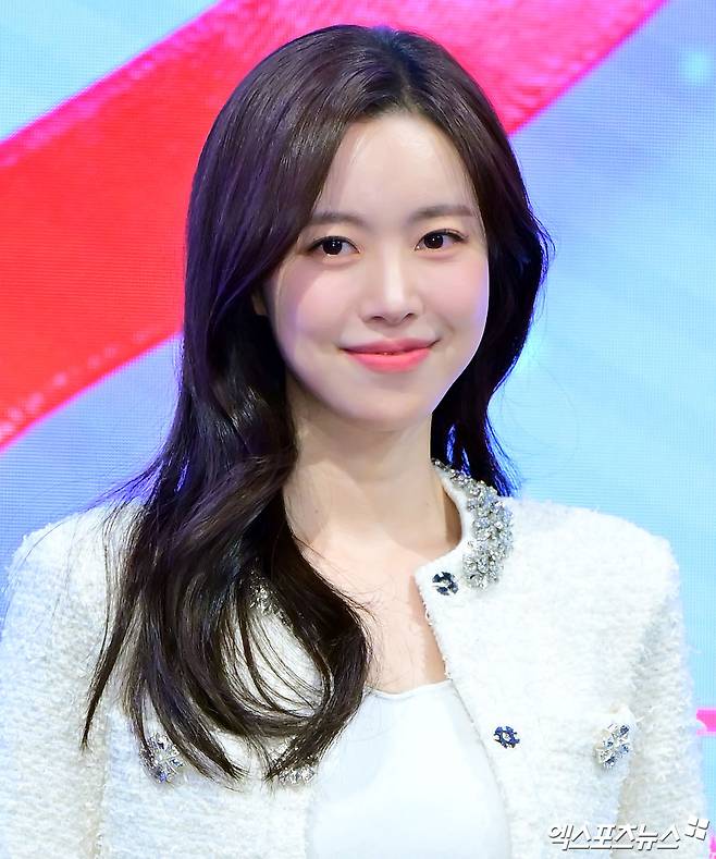 진세연이 포즈를 취하고 있다.