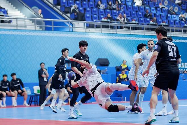 한국과 사우디아라비아의 5·6위전 경기 모습.  [아시아 핸드볼연맹 소셜 미디어 사진. 재판매 및 DB 금지]