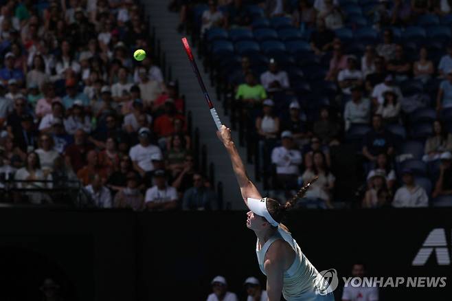 리바키나, 시비옹테크 제압…3년 만에 호주오픈 4강행