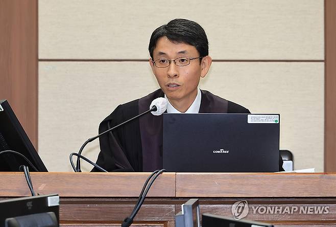 발언하는 우인성 부장판사 (서울=연합뉴스) 우인성 서울중앙지법 형사합의27부 부장판사가 3일 서울 서초구 서울중앙지법에서 열린 권성동 의원의 정치자금 수수 혐의 첫 공판에서 법정 내부 촬영 관련 유의 사항을 고지하고 있다. 2025.11.3 [사진공동취재단] photo@yna.co.kr