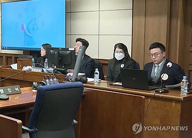 법원, 김건희 재판중계 일부 허가 (서울=연합뉴스) 법원이 19일 진행되는 김건희 여사 재판의 촬영 중계를 일부 허용했다.     
    서울중앙지법 형사합의27부(우인성 부장판사)는 이날 김 여사의 자본시장법 위반 등 혐의 재판의 중계를 서증(문서증거) 조사 전까지만 허가했다. 
    사진은 이날 재판에 출석한 김건희 여사. 2025.11.19 [서울중앙지법 제공, 재판매 및 DB 금지] photo@yna.co.kr