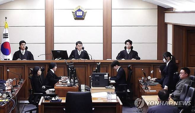 김건희 1심 선고공판 (서울=연합뉴스) 통일교 금품수수 등 혐의로 구속기소된 김건희 여사가 28일 서울중앙지방법원에서 열린 1심 선고공판에서 실형을 선고받고 있다. 2026.1.28 [서울중앙지법 제공. 재판매 및 DB 금지] photo@yna.co.kr