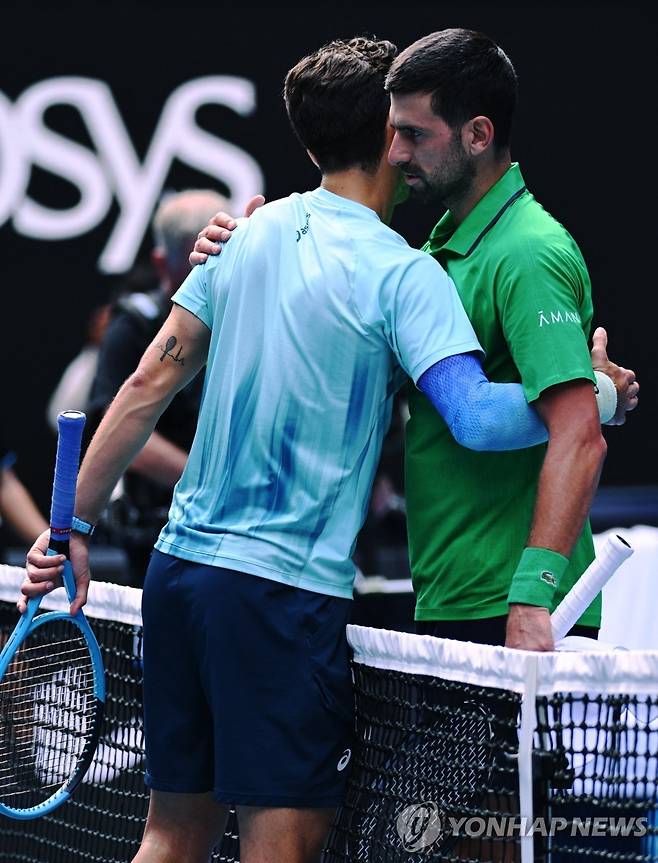 조코비치, 행운의 연속 기권승…신네르와 호주오픈 4강 격돌(종합2보)