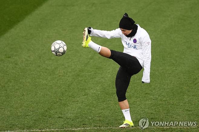 팀 훈련을 재개한 이강인이 공을 다루고 있다. [AFP=연합뉴스]