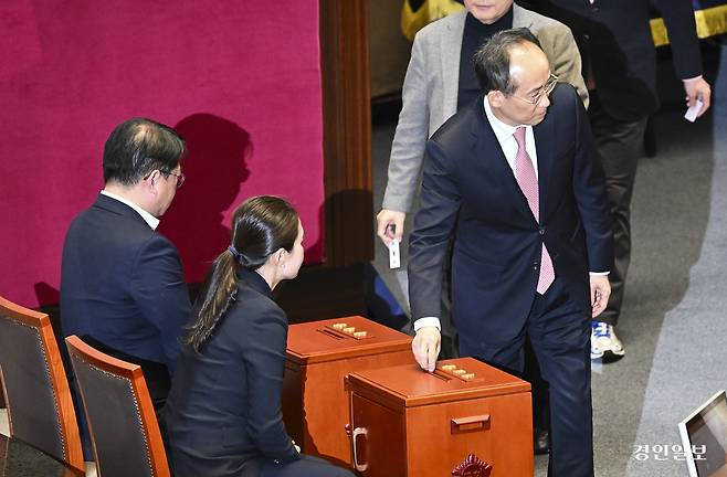 2024년 12월 14일 오후 서울 국회에서 열린 본회의에서 윤석열 전 대통령의 탄핵소추안이 표결되고 있다. 2024.12.14 /이지훈기자 jhlee@kyeongin.com