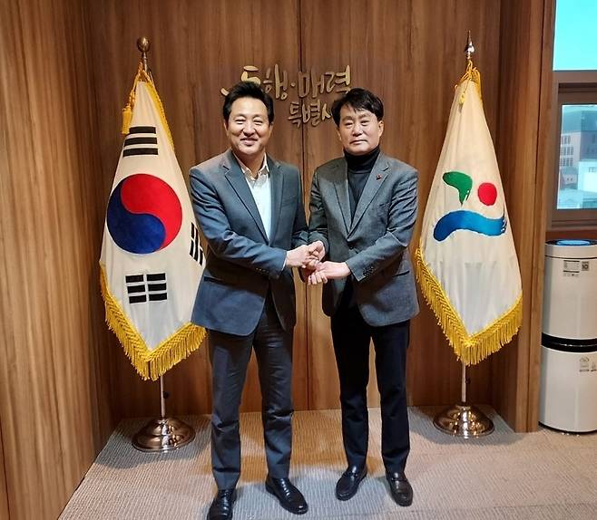 ▲ 하은호(오른쪽) 군포시장이 오세훈 서울시장과 서울남부기술교육원 활용에 대해 의견을 나눴다.&nbsp;/사진제공=군포시청 &nbsp;