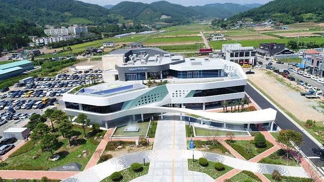 해양자원과 지역 특산물이 결합된 웰니스 관광지로 전남 보성군의 '율포해수녹차센터'전경. /보성군 제공