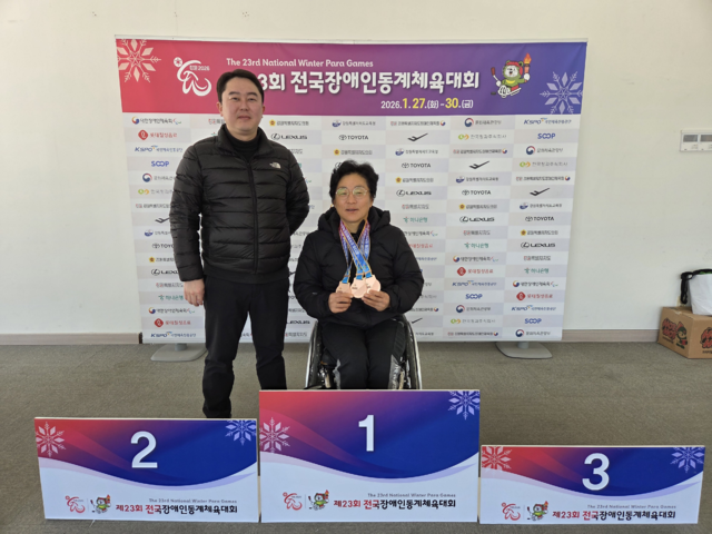 제23회 전국장애인동계체전 바이애슬론, 크로스컨트리스키 종목에서 동메달 3개를 획득한 이도선 선수(좌측 한찬희 지도자)/전북장애인체육회 제공