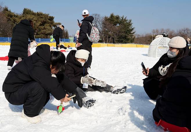 눈마을 플리트비체에서 아이들이 눈사람을 만들고 있다. /이용선기자
