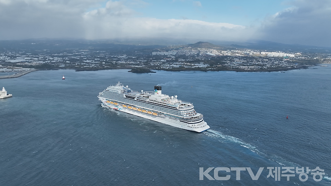 서귀포시 강정항으로 향하는 13만t급 초대형 크루즈 '아도라 매직시티'호.