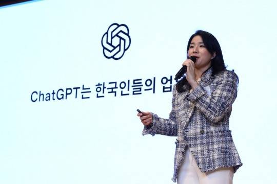 지난 28일 한지은 오픈AI 코리아 전략 어카운트 디렉터가 ‘엔터프라이즈 AI 커넥트 2026’ 세미나에서 챗GPT 엔터프라이즈의 업무 혁신 효과와 글로벌 활용 사례를 소개하고 있다. /사진=삼성SDS