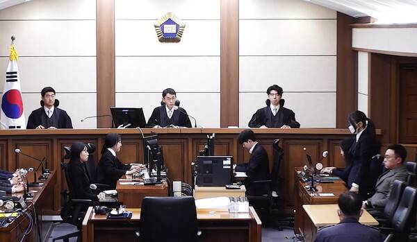 28일 서울중앙지방법원에서 열린 1심 선고공판에서 김건희에게 판결을 내리고 있는 서울중앙지법 형사합의27부 우인성 부장판사). 서울중앙지법 연합뉴스