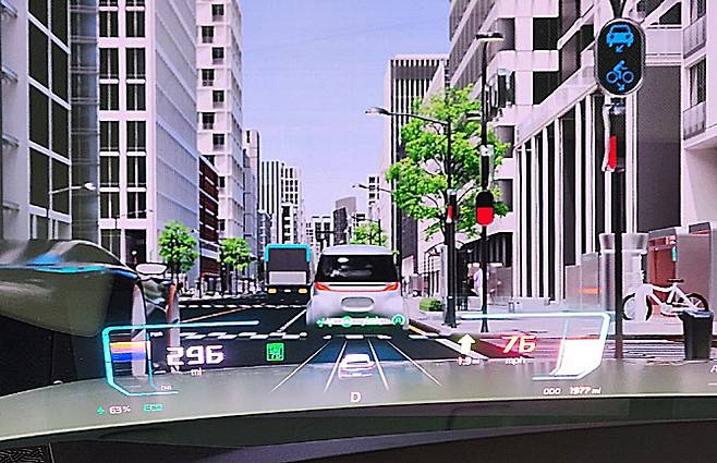 현대모비스 홀로그래픽 윈드쉴드 디스플레이 시연 장면 (사진=이데일리 이배운 기자)