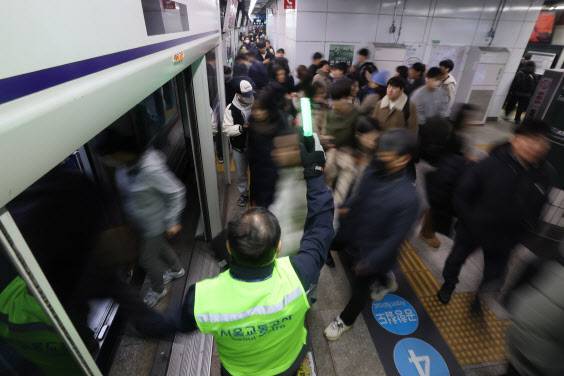 서울지하철 1∼8호선을 운영하는 서울교통공사 노조의 총파업 예고일을 하루 앞둔 11일 서울역 플랫폼에서 승객들이 지하철에 타거나 내리고 있다.(사진=연합뉴스)