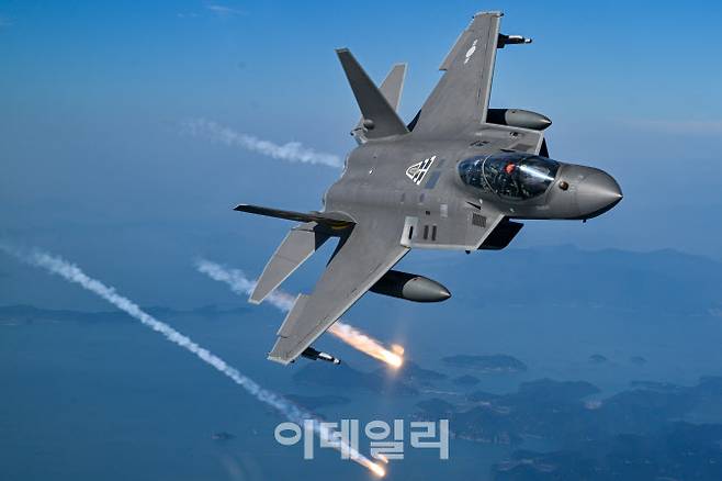 손석락 공군참모총장이 지난 해 11월 5일 사천기지에서 취임 후 첫 지휘비행으로 KF-21 전투기에 탑승해 시험비행을 하고 있다. (사진=공군)