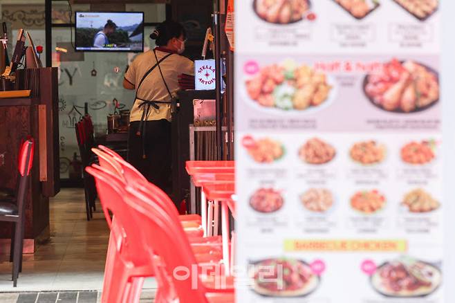 한국경제인협회(한경협)이 여론조사기관 모노리서치에 의뢰해 전국 자영업자 500명을 대상으로 자영업자 경영환경 인식조사를 실시한 결과 응답자 63.4%는 전년 대비 올해 경영상황이 ‘악화’됐다고 답했다. ‘비슷’하다는 29.8%였으며, ‘개선’은 6.8%에 그쳤다. 사진제공=뉴시스